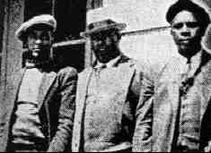 The Mississippi Sheiks: слева направо - Бо Картер, Лонни Чэтмон, Уолтер Винсон